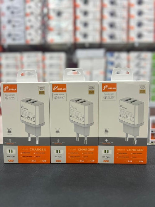شاحن Plustar أبيض بمنفذي USB في عبوة المورّد